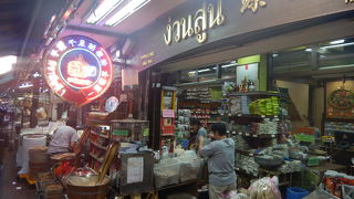 食料品が売れれている小路