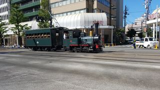レトロな列車が松山市内を駆け巡る