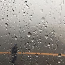 外はこんな雨　景色もみえません