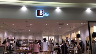 シンプルな服が多かった。