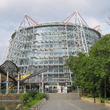 大きな温室があります