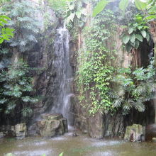 人口の滝もあります