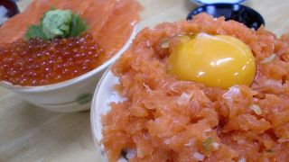小樽三角市場で海鮮丼を。