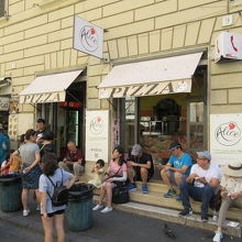 隣にはパスタのテイクアウトのお店があります。