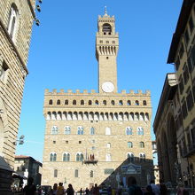 広場に面して建つ、ヴェッキオ宮