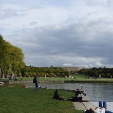グランカナルの畔で休む人たち。