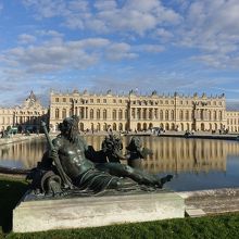 宮殿をバックにして。