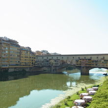 アルノ川にかかるヴェッキオ橋