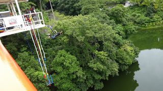 バンジージャンプができる赤い橋