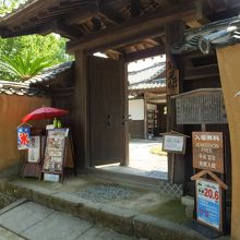 能見邸の入口。台の茶屋はこの１室。