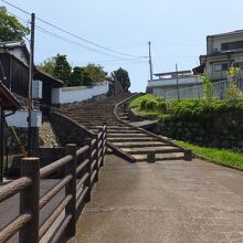 カーブがついた坂