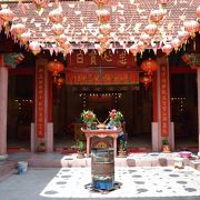 ワロロット市場のすぐ前に中国の霊廟があります