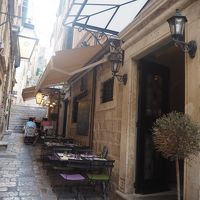 この右手がホテル。路地の中にあります。