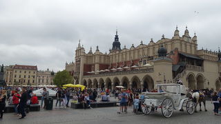 夜中まで　多くの人で賑わっていました。