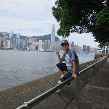 ビクトリアハーバーをバックに