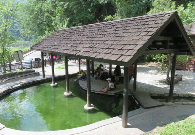 熱い足湯があります