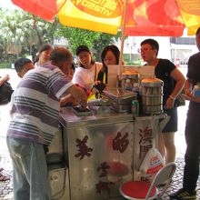 アイスクリーム屋台のおじさん。結構、繁盛してました。