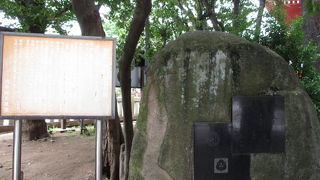 浅草神社境内左奥にプレートが埋め込まれた見栄えのする碑です。