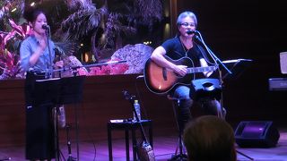 お土産を買ってライブを見た