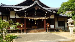 坂を登ったところにある神社