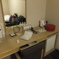 サイドデスクの下には冷蔵庫があります。