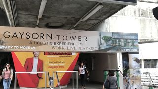 スカイウォークで、ショッピングセンターと繋がっている