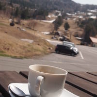 エントランス前のテラス席でコーヒー