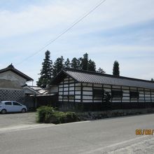 大きな駐車場とトイレ
