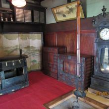 屋敷内の籠や古い調度品