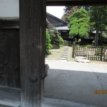 門と屋敷の内部