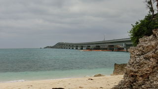 お土産屋ですが屋上から池間大橋が展望できる