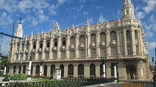 1838年に建てられたバロック様式の建築で、ひときわ目立っています