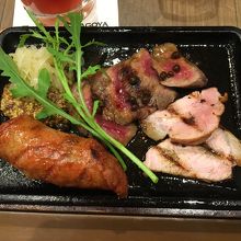 お肉盛り合わせミニ、880円。