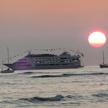 フラダンス・ショーを見ながら、海に沈む夕日を見る。