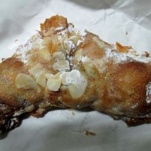 クロワッサン生地の甘いパン。美味しい！