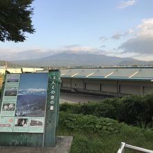 雲がかかって山様はわかりませんが、雪がある綺麗でしょうねぇ