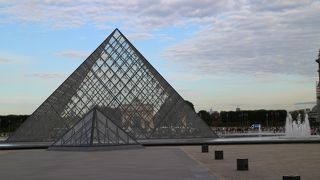 ガラスと金属のピラミッド