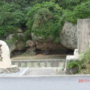 碑は小さいが道路向こうよりからの伊良部大橋の眺めがいい