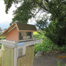 横にあるオルゴールのスイッチを押すと曲が流れる。