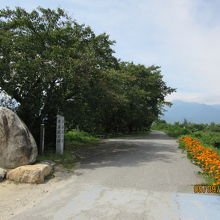 川沿いの土手と遠くに見える山並み