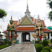 境内に入って最初に目に入る建物です