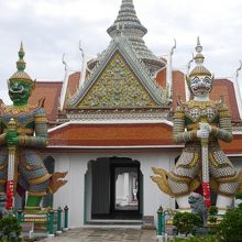 緑と白のヤックが守っています