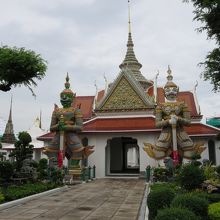 開けた参道の奥にあります