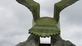 サシバと言う鳥が飛びたとうとしている展望台