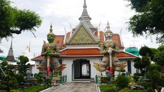 ヤックに守られています