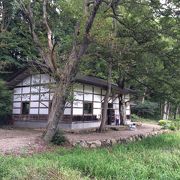 質素な山荘に驚き