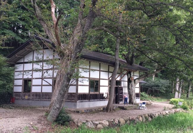 質素な山荘に驚き