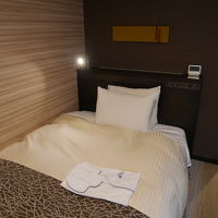 ベッドサイドにコンセントもあります