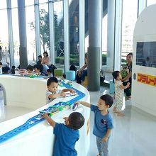 プラレールで思いっきり遊べます