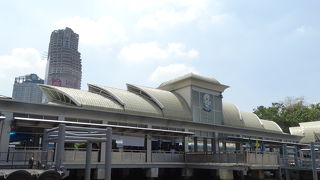 サパーンタークシン駅、2番出口へ